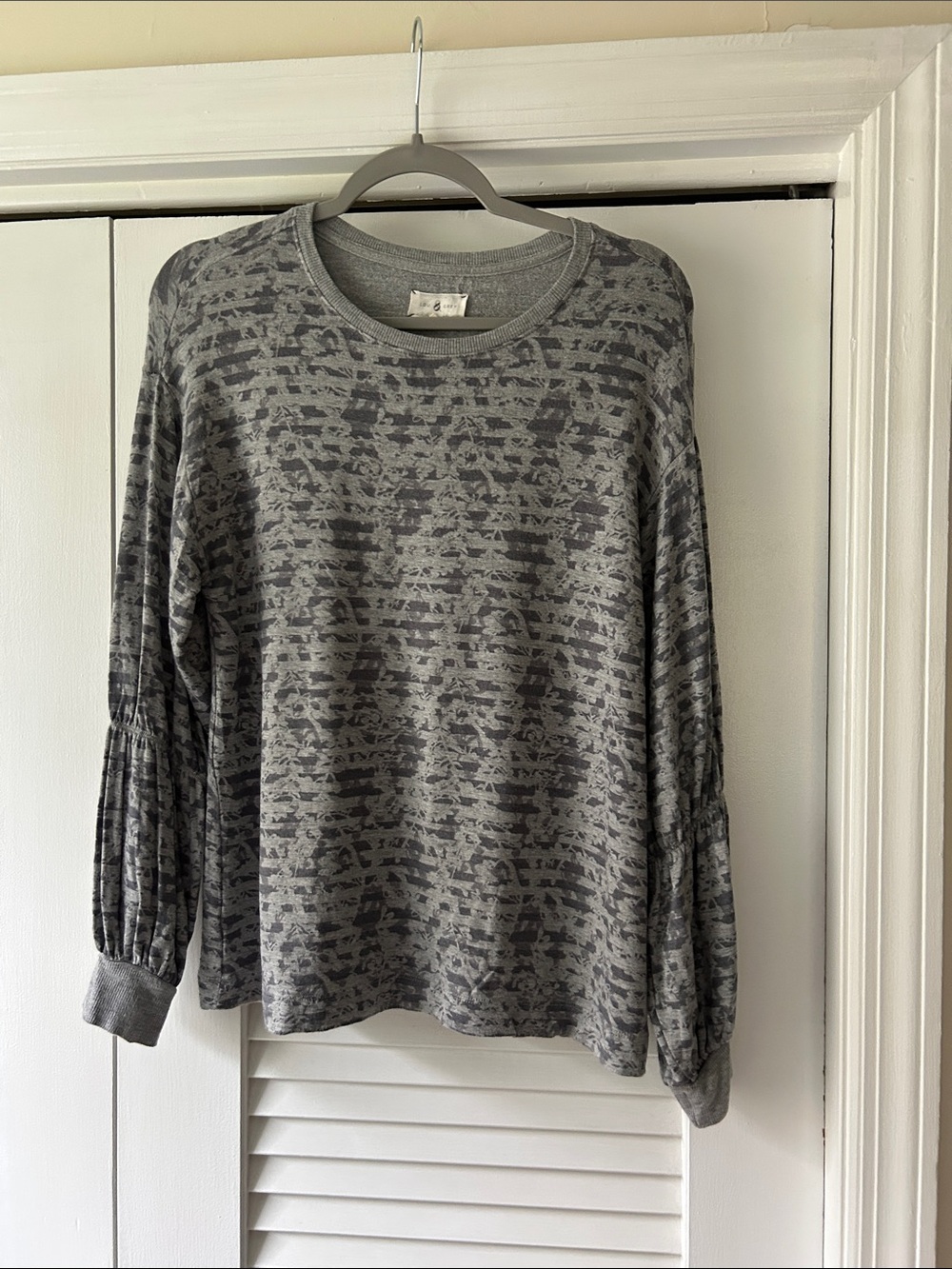 Lou & Grey Gray Heathered Pattern Crewneck